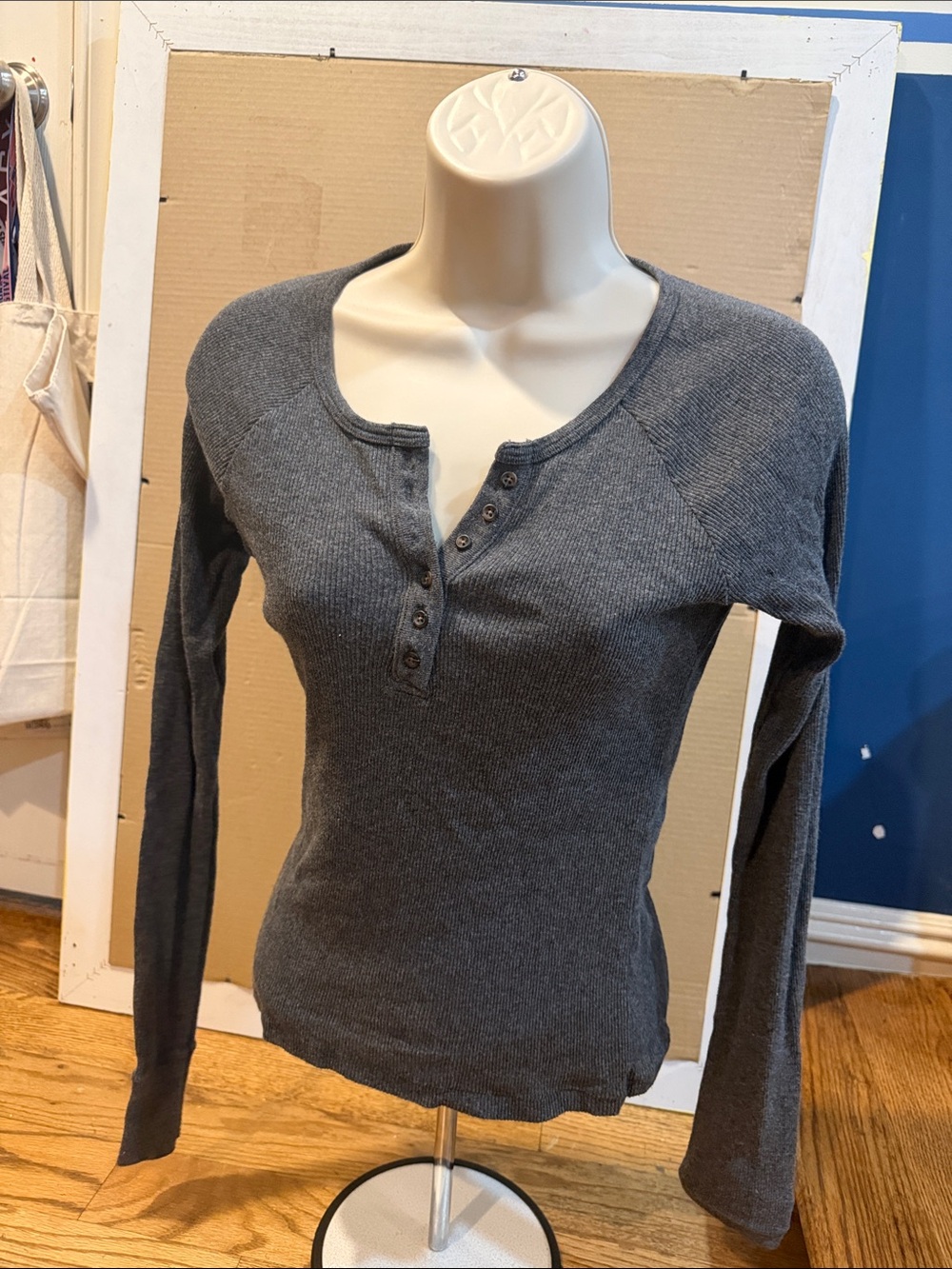 Woman’s long sleeve shirt-size 6